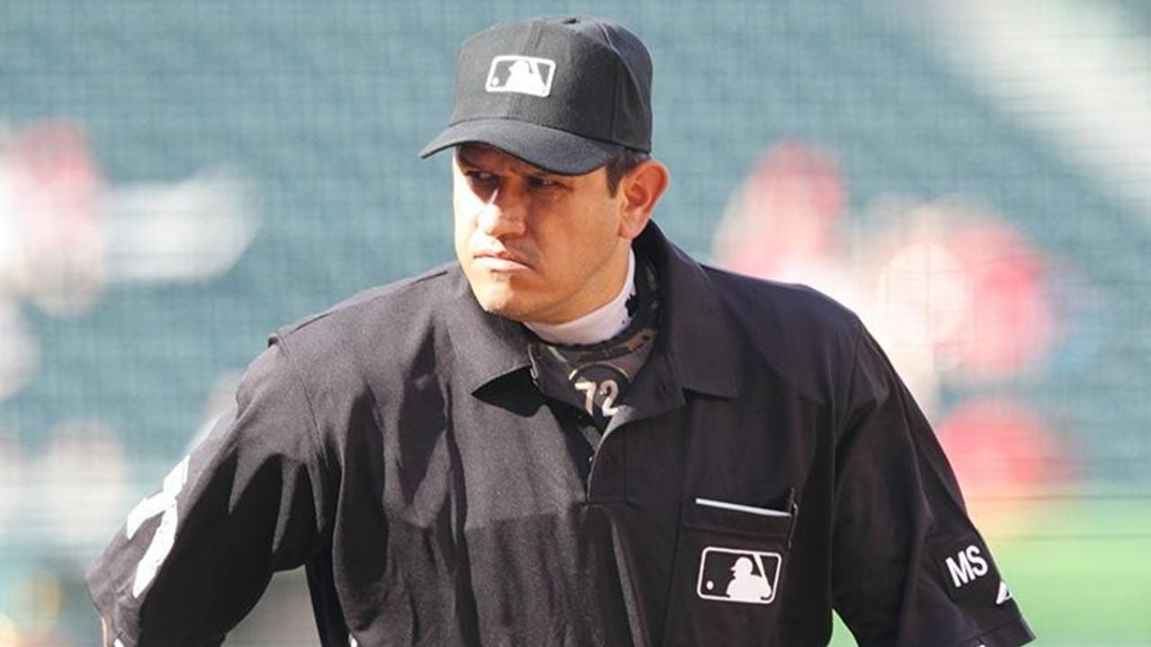 Alfonso Márquez, umpire mexicano, recibe pelotazo y se retira afectado