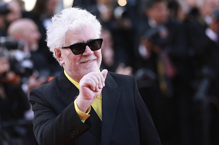 Almodóvar triunfa en Cannes con 'Amarga Navidad', ovación en el festival