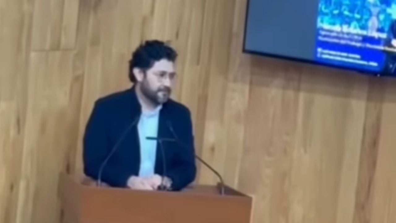 Alumnos de la UNAM agreden al secretario del Trabajo federal durante conferencia