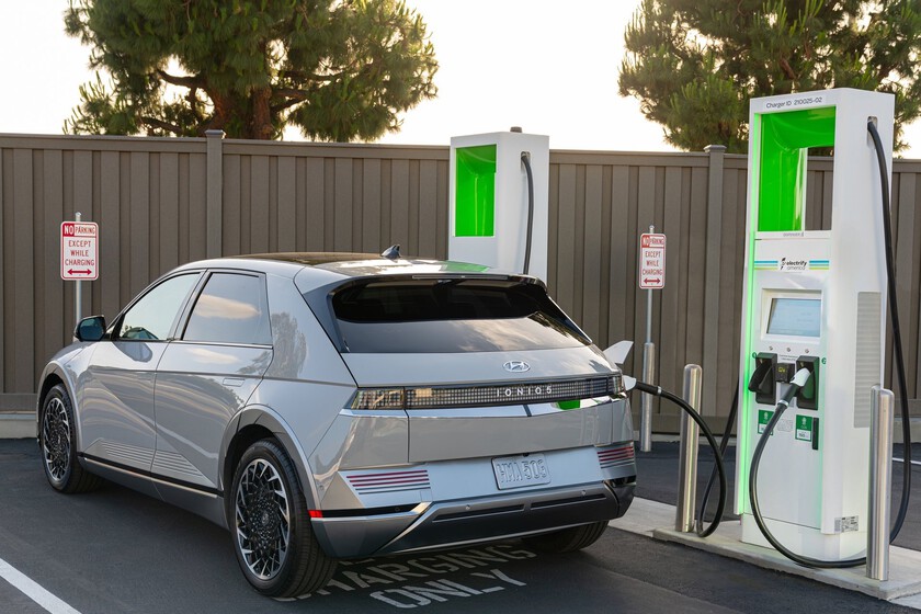 Análisis del deterioro de baterías de autos eléctricos tras 500,000 km comparado con iPhone.