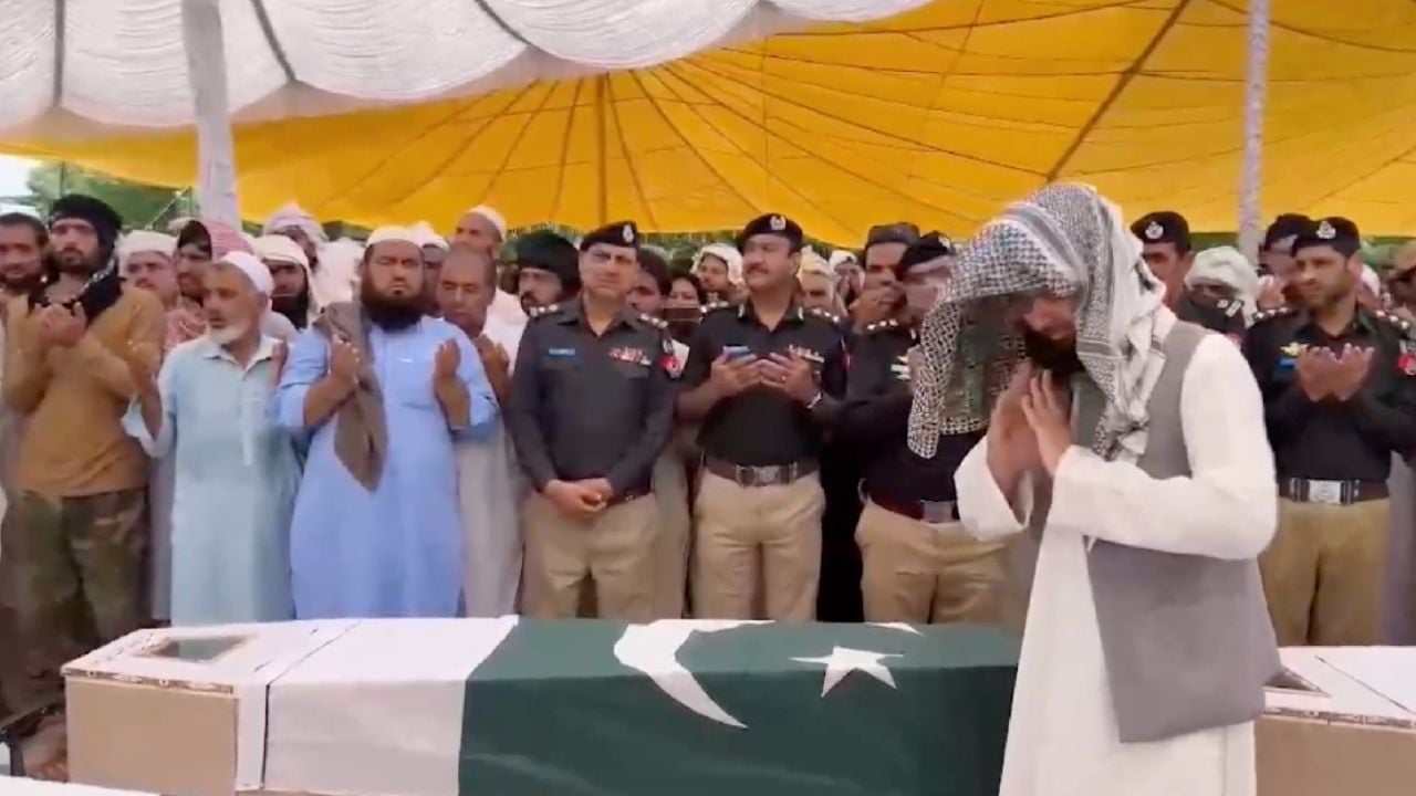 Atentado con coche bomba en Pakistán causa 15 policías muertos