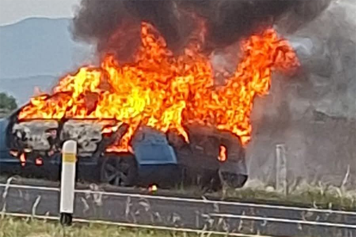 Auto calcinado abandonado encontrado en la carretera México-Guadalajara