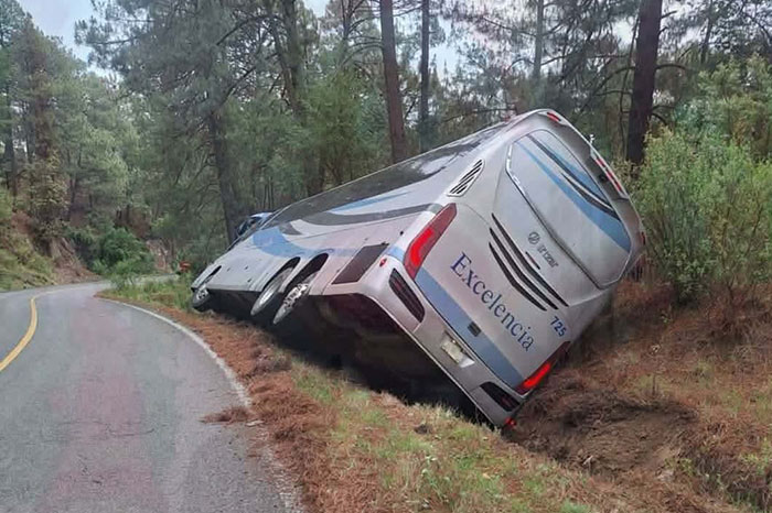Autobús de pasajeros vuelca en carretera Zinapécuaro-Ciudad Hidalgo; seis heridos
