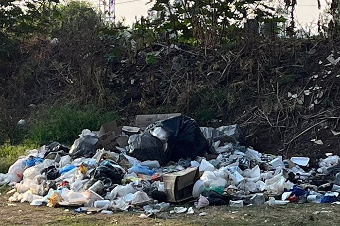 Basura invaden arboretum y canchas de fútbol en Tres Puentes