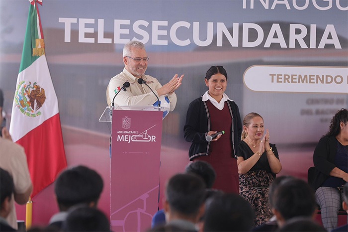 Bedolla inaugura nuevo bachillerato en Teremendo de los Reyes, Michoacán