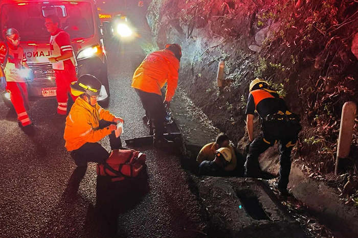 Bomberos de Cointzio rescatan a hombre caído en registro pluvial