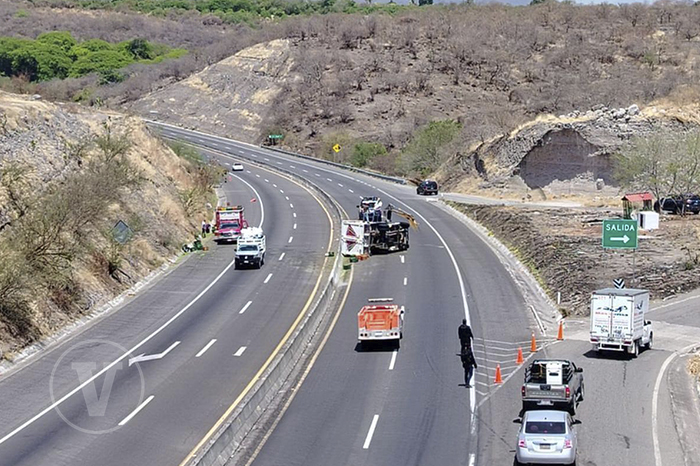 Camioneta cargada de limón vuelca en la carretera Nueva Italia-Apatzingán