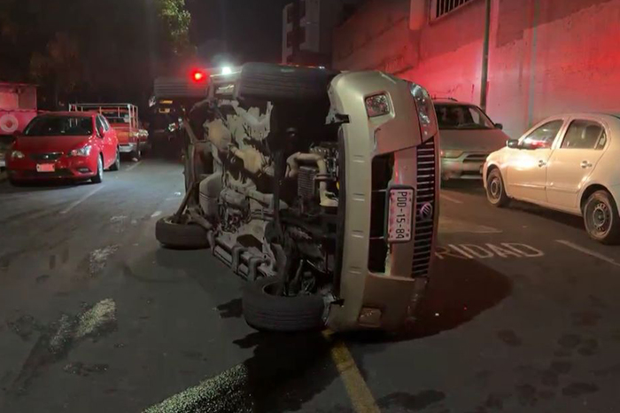 Camioneta vuelca en el cerro del Punhuato; conductor bajo influjo del alcohol