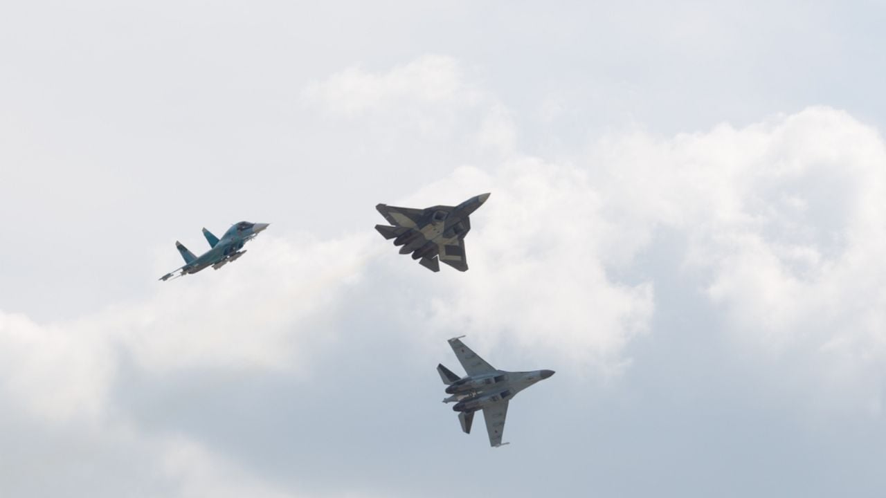 Cazas rusos interceptan avión militar británico sobre el Mar Negro, informan autoridades