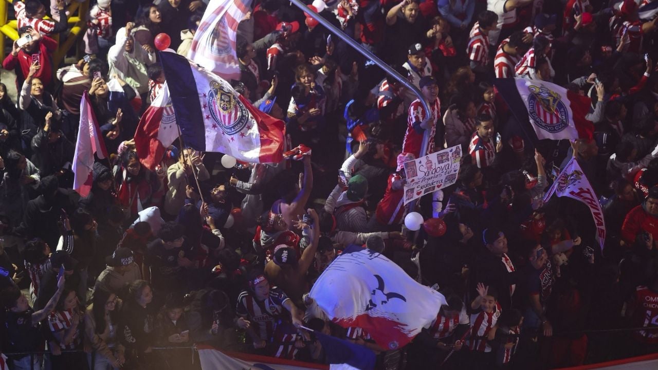 Chivas vive emotiva serenata de aficionados en CDMX antes de semifinal