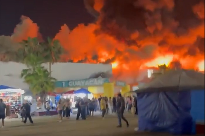 Cinco fallecidos en incendio en feria de [Ciudad/Estado]