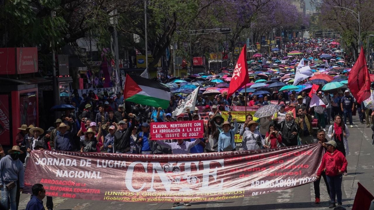 CNTE inicia huelga nacional y movilización en el Zócalo de la Ciudad de México