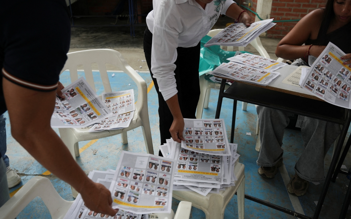 Colombia inicia conteo de votos presidenciales tras cierre de casillas