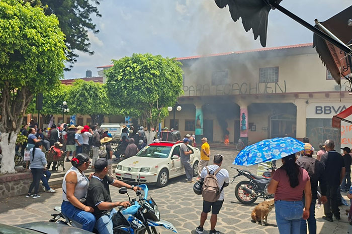 Comuneros de Acachuén prenden fuego a unidades en carretera Zamora-Morelia