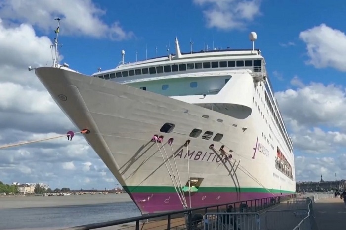 Confinan a 1,700 personas por enfermedad en crucero en Europa