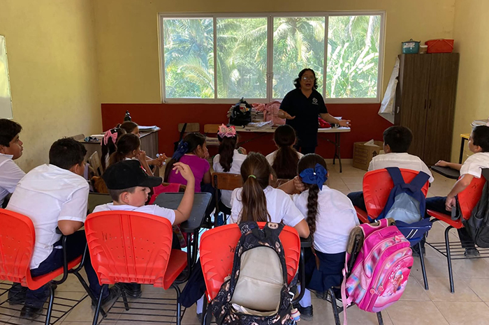 Congreso de Michoacán prohíbe condiciones en compra de uniformes y útiles escolares