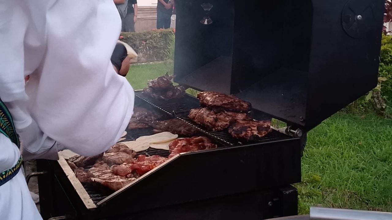 Culiacán conmemora salida de Rocha Moya entre controversia y “carnita asada”