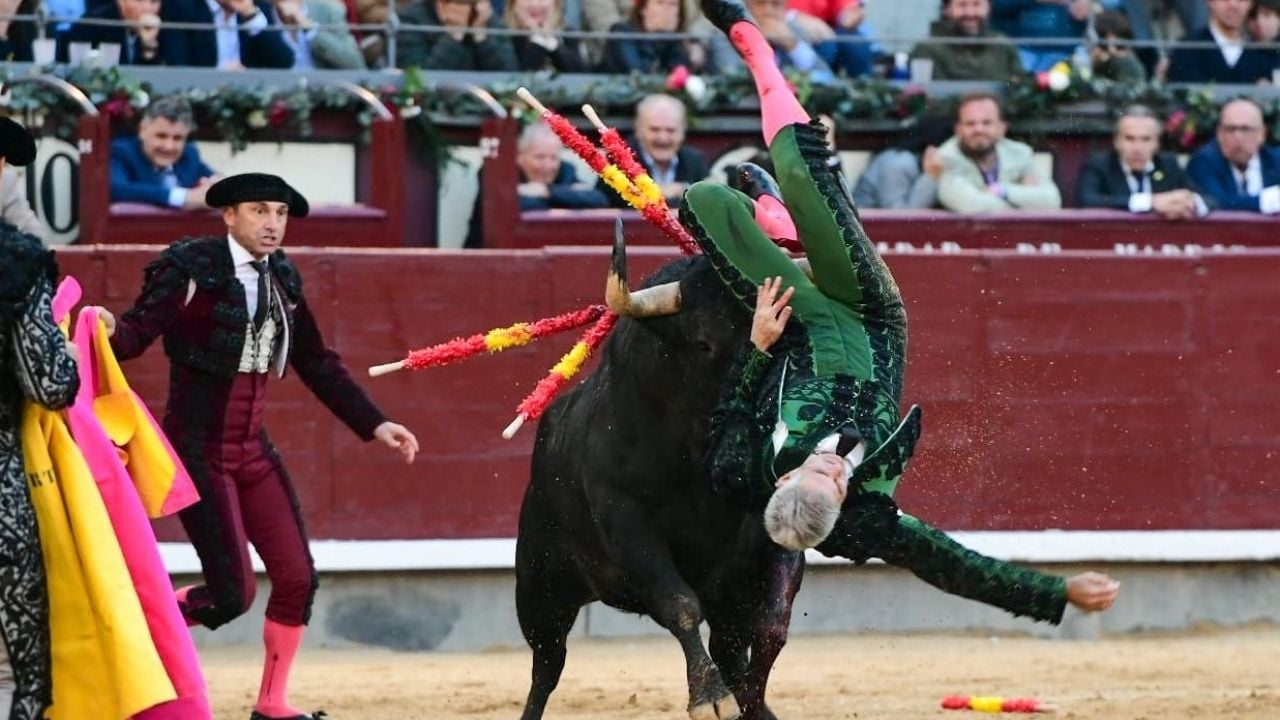 Curro Javier, banderillero, recibe cornada y es lanzado por un toro