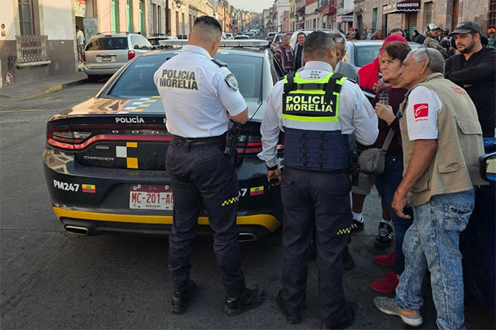 Detienen a mujer por robo de tarjeta Bienestar a anciano en Morelia