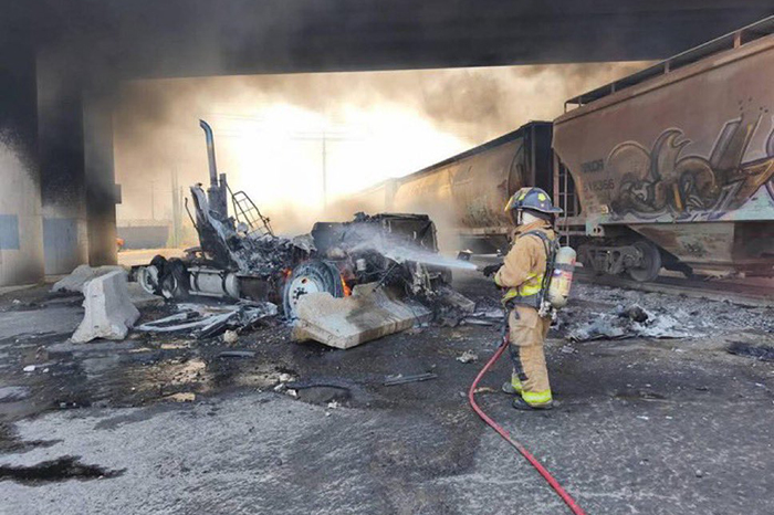 Dos muertos en choque entre tren y pipa de gas en [Ciudad, Estado]