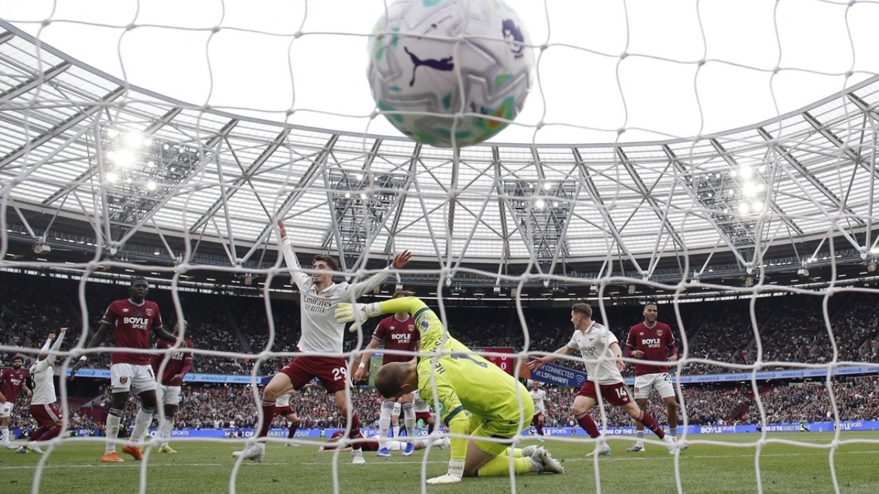 El VAR anula el gol del empate y el Arsenal se acerca al título