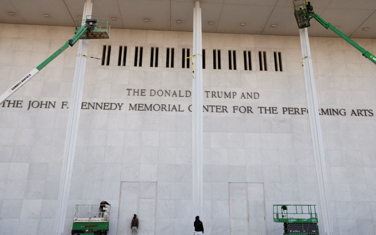 Estados Unidos: Tribunal ordena a Trump retirar su nombre del Kennedy Center