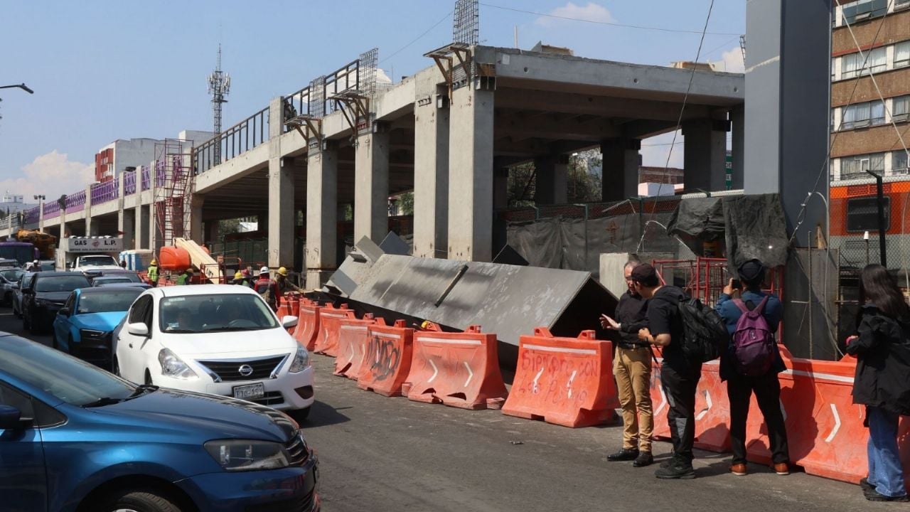 Estructura metálica de obras se desploma en calzada San Antonio Abad, CDMX