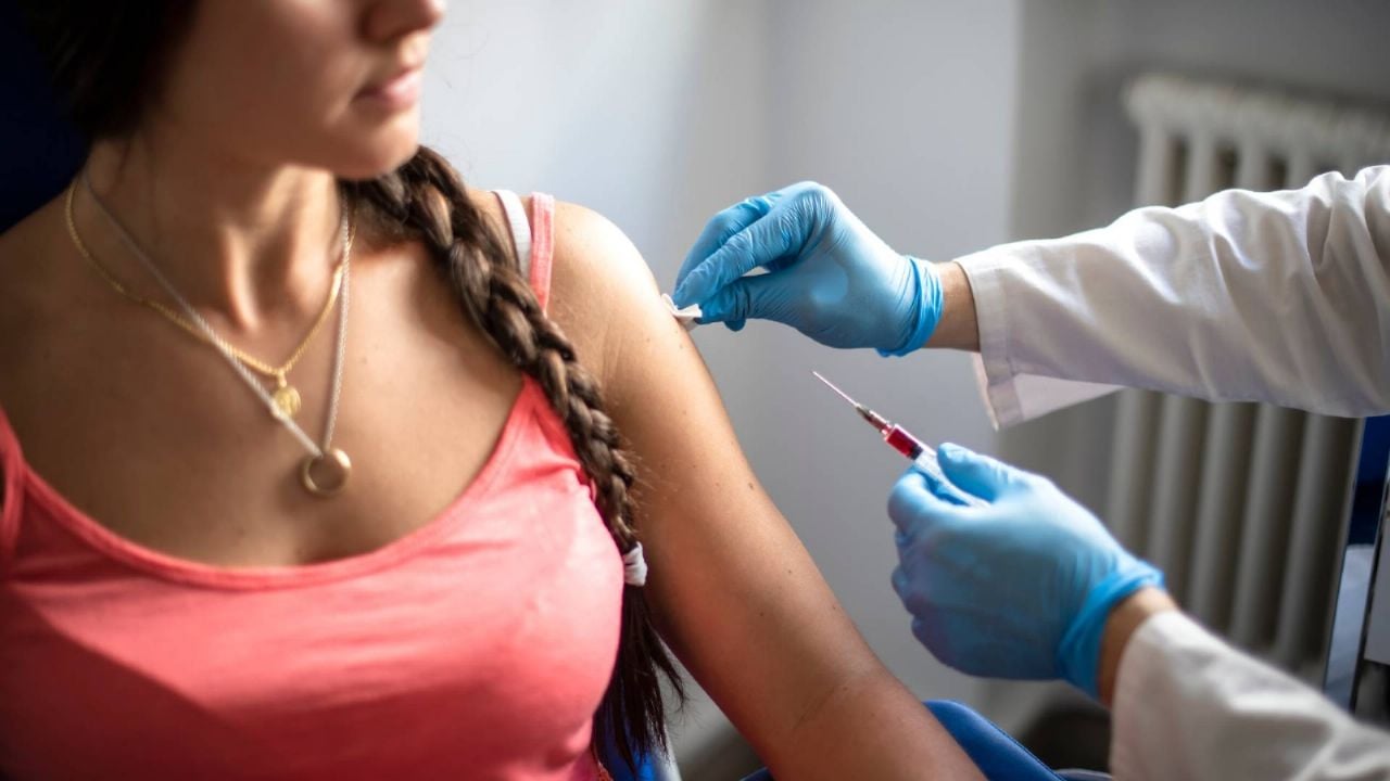 Estudiante fallece por meningitis en el Reino Unido; otros dos reciben tratamiento