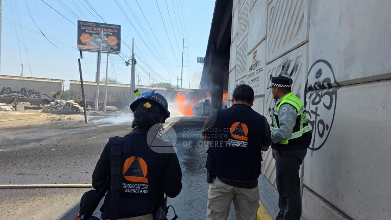 Explosión de pipa de combustible tras choque con tren en Querétaro deja un herido