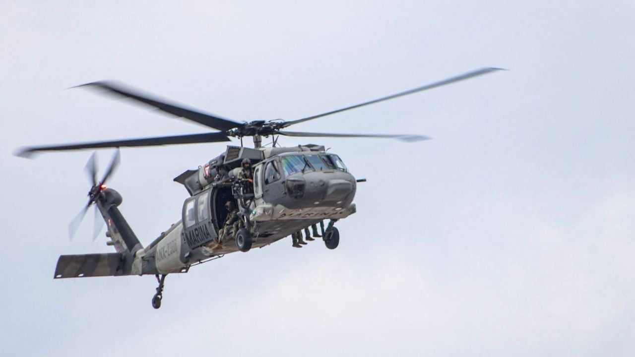Falla en helicóptero de la Marina provoca aterrizaje de emergencia en Mazatlán