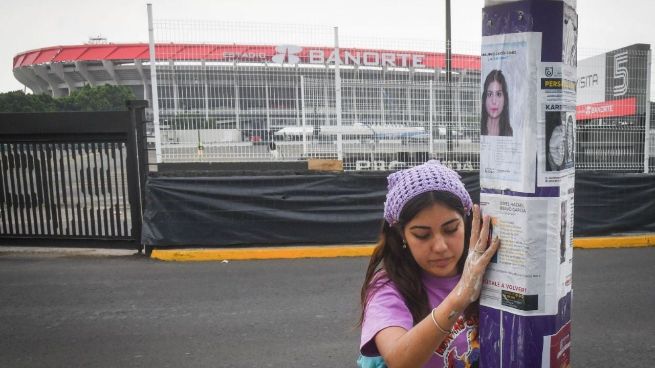 Familias de desaparecidos llenan el Estadio Azteca con retratos en la CDMX