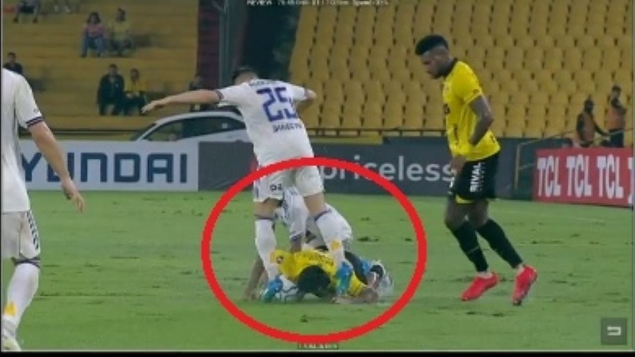 Futbolista de Boca Juniors golpea a rival en el suelo durante el partido