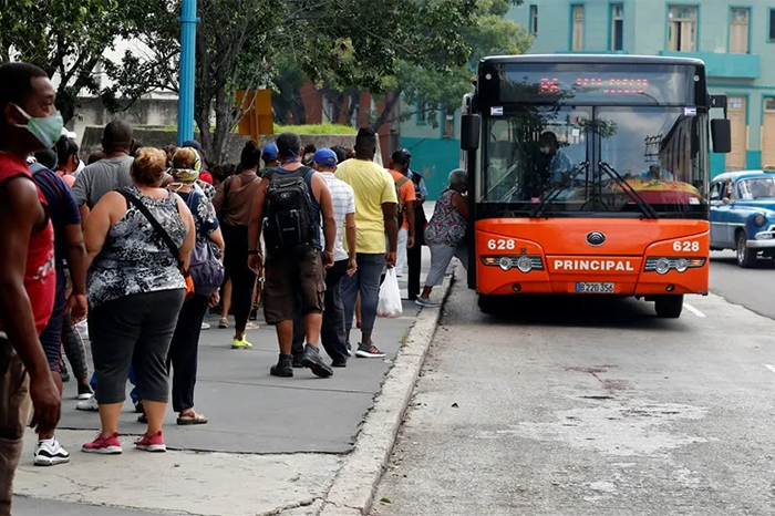 Gobierno cubano reformula sistema de transporte por el cerco petrolero estadounidense