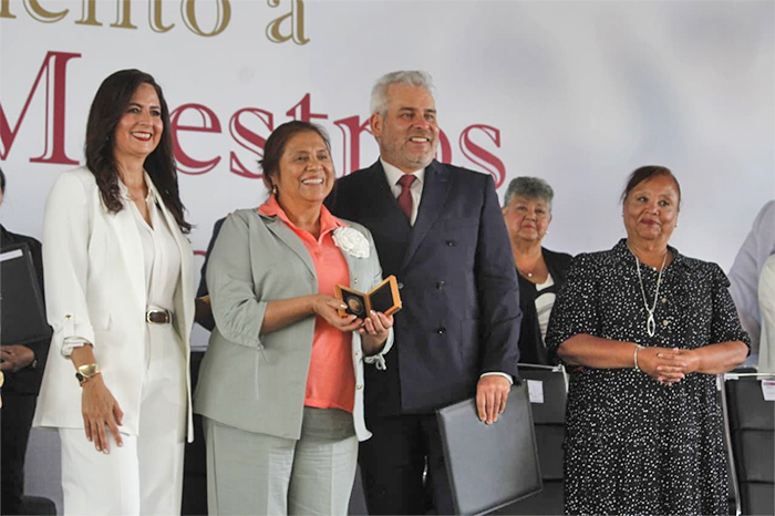 Gobierno de Michoacán rinde homenaje a 1,427 docentes en su día