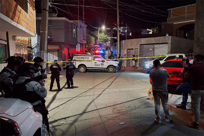 Identifican a pareja asesinada en camioneta en Uruapan, Michoacán