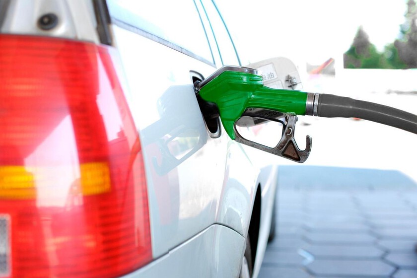 Impacto del llenado excesivo del tanque en vehículos: riesgos y costos de reparación.