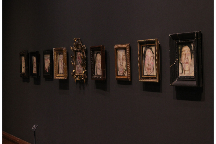 Inauguran en [Ciudad/Estado] la exposición “Sin Reconocer” sobre memoria y ausencia