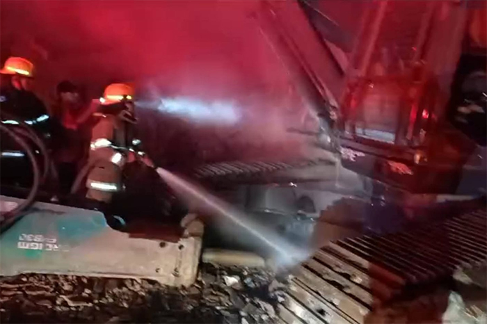 Incendian maquinaria de constructora en la colonia Siglo XXI, Oaxaca