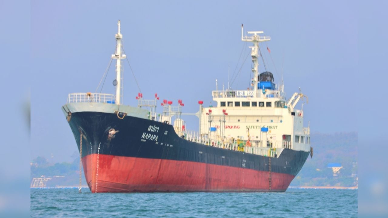 Incendio de barcos mercantes en puerto iraní agrava tensión por Ormuz