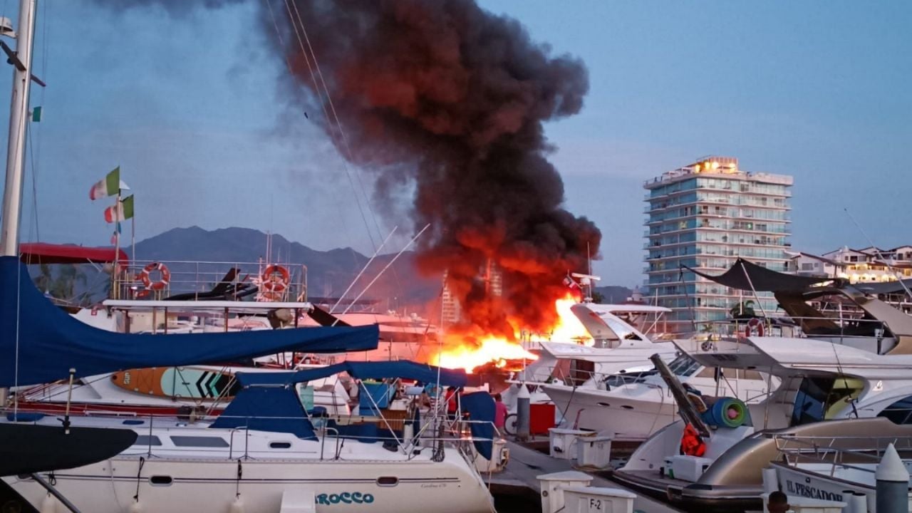 Incendio en muelle de Puerto Vallarta afecta tres embarcaciones
