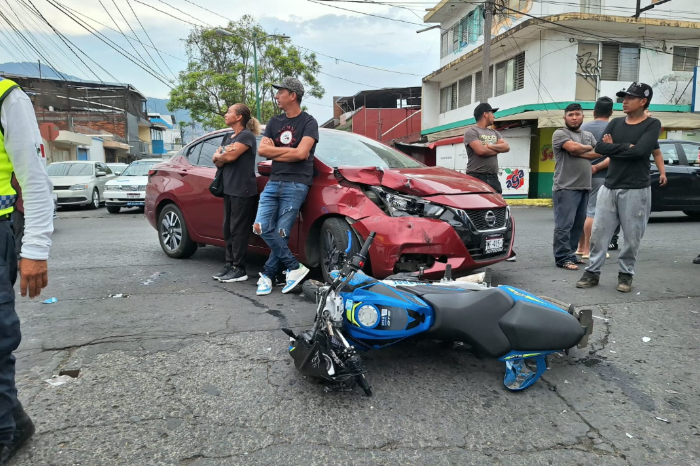 Joven motociclista herida tras choque en calzada La Fuente, Uruapan