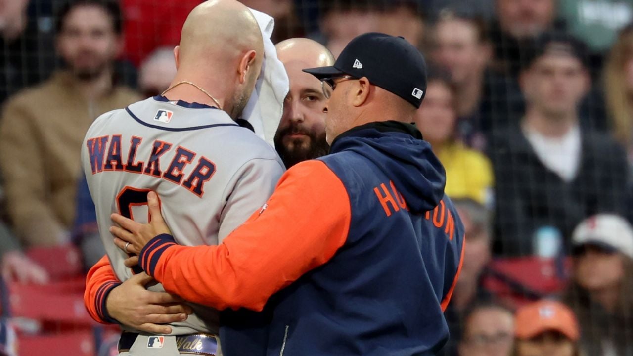 Jugador de Astros recibe pelotazo a 150 km/h y su casco se rompe