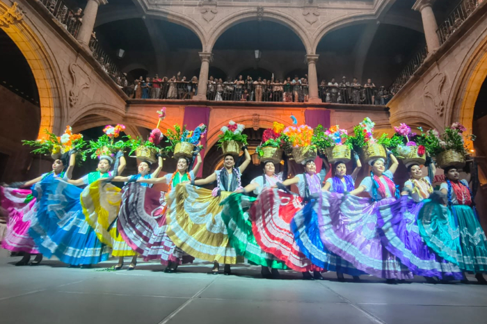 La Guelaguetza ilumina el Palacio Municipal de Morelia con su alegría