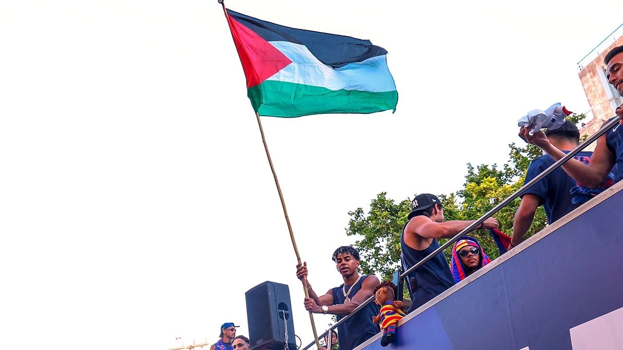 Lamine Yamal genera controversia al ondear bandera de Palestina en Barcelona
