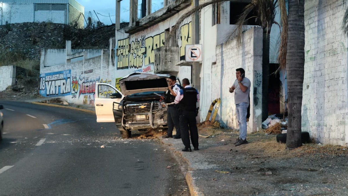 León: Accidente en colonia provoca camioneta estampada contra barda