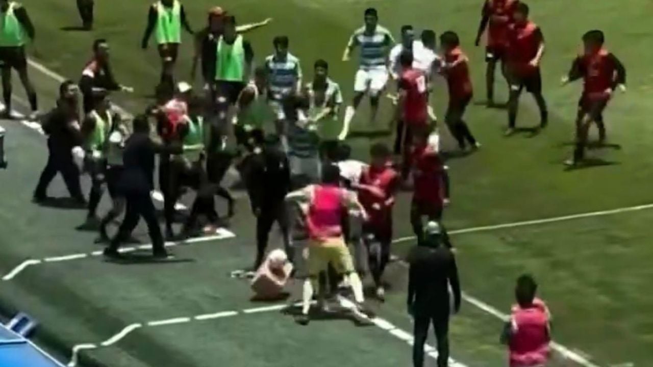 Luis Michel, ex Chivas, y juvenil de Santos protagonizan pelea en Final Sub-19