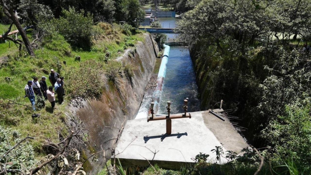 Megafuga de agua en Xochimilco afecta a más de 20 viviendas en CDMX