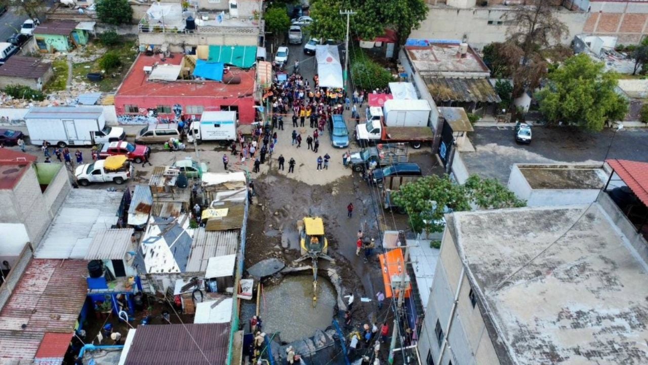 Megafuga en Iztapalapa por ruptura de tubería de 60 años afecta el suministro de agua