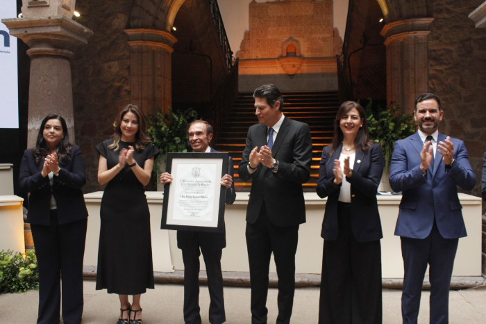 Morelia honra a Enrique Ramírez con la presea Generalísimo Morelos