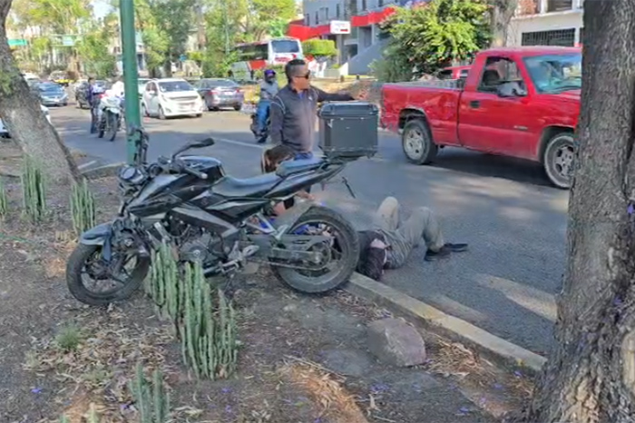 Motociclista lesionado al esquivar camión en la Madero, Ciudad de México